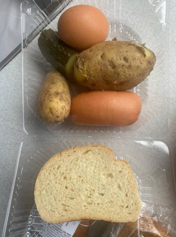 Сосиска, яйцо, огурец и две картофелины Сосиска, яйцо, огурец и две картофелины