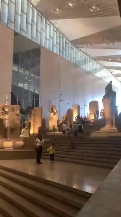 Египетская сила: возле пирамиды Хеопса открылся крупнейший археологический музей в мире