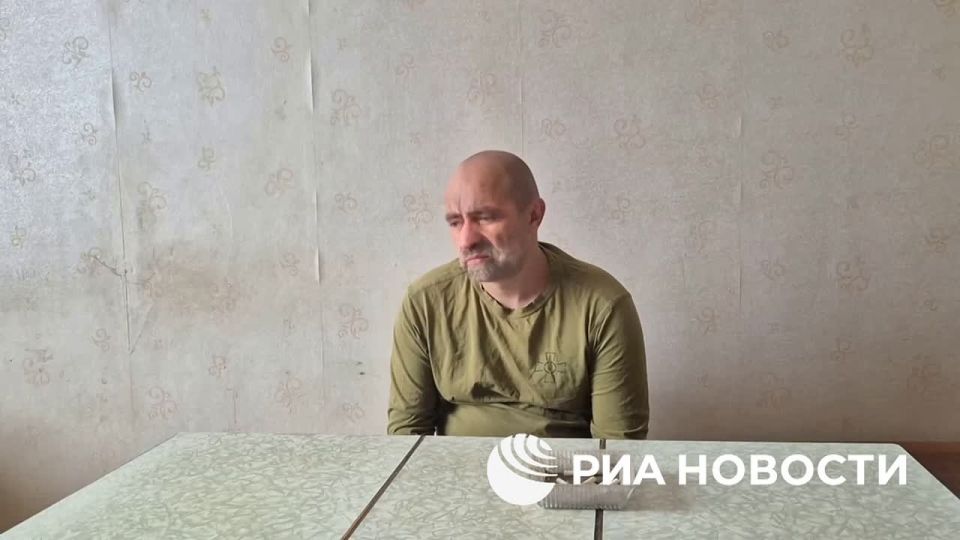 Минобороны России показало кадры с пленными военными ВСУ, которые на видео рассказывают подробности того, как их бросили без поддержки, боеприпасов и еды