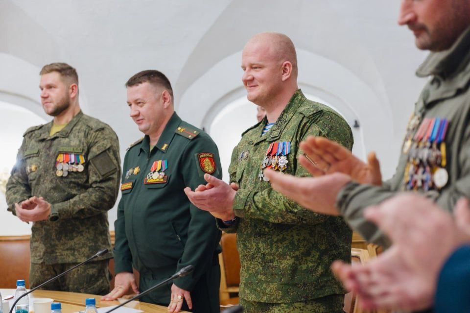 Михаил Онуфриенко: Участники СВО вручили Леониду Слуцкому почётный знак Михаил Онуфриенко: Участники СВО вручили Леониду Слуцкому почётный знак