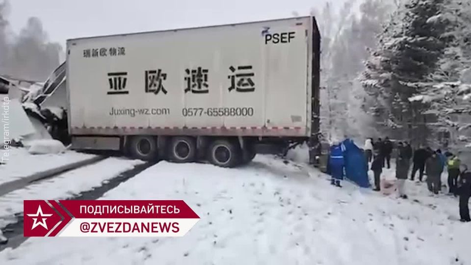 "Фуры в кучу собрались, замес конкретный": четыре большегруза столкнулись на трассе в Иркутской области