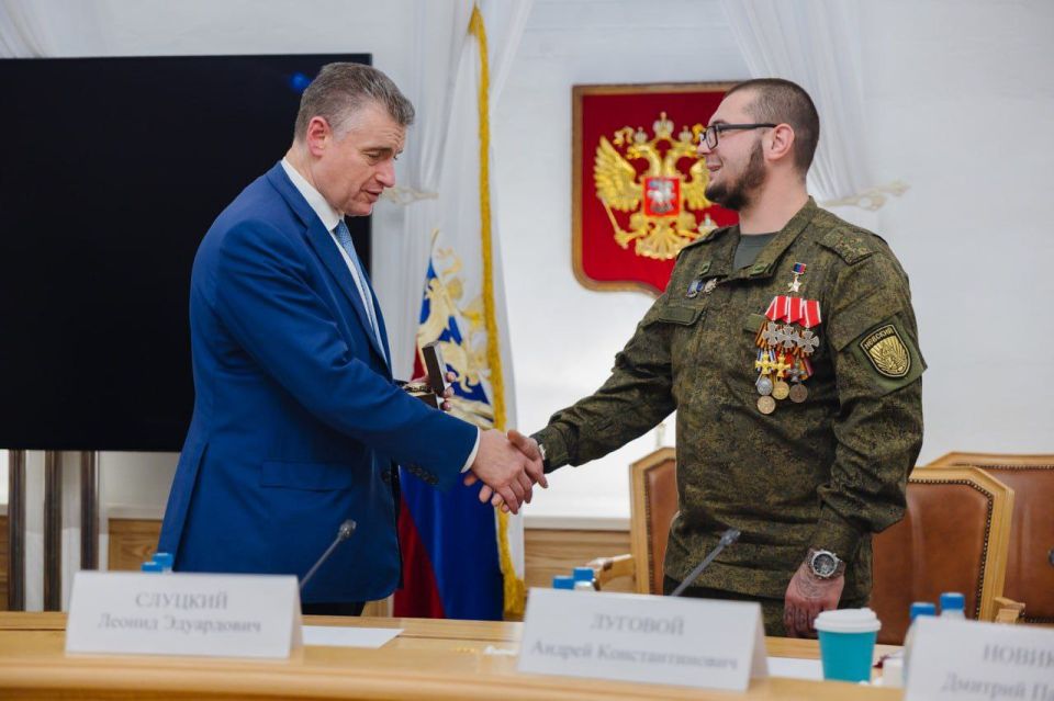 Михаил Онуфриенко: Участники СВО вручили Леониду Слуцкому почётный знак Михаил Онуфриенко: Участники СВО вручили Леониду Слуцкому почётный знак