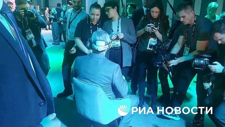 Шойгу в VR-очках посмотрел фильм про Россию в формате 360 градусов на фестивале "Народы России и СНГ"