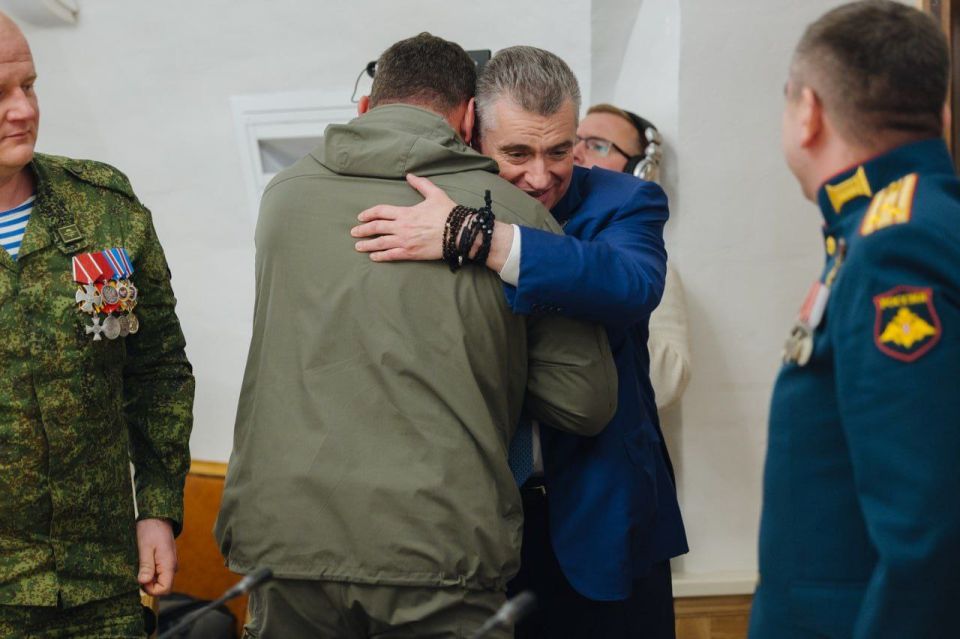 Михаил Онуфриенко: Участники СВО вручили Леониду Слуцкому почётный знак Михаил Онуфриенко: Участники СВО вручили Леониду Слуцкому почётный знак
