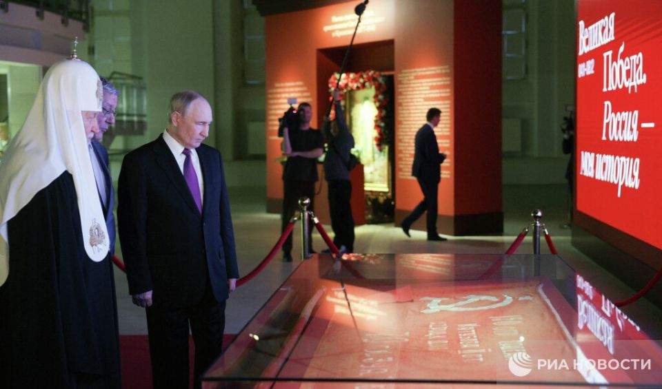 Путину на выставке-форуме "Православная Русь – к Дню народного единства" в "Манеже" показали историческое Знамя Победы, водруженное над Рейхстагом, и другие уникальные экспонаты периода Великой Отечественной войны Путину на выставке-форуме "Православная Русь – к Дню народного единства" в "Манеже" показали историческое Знамя Победы, водруженное над Рейхстагом, и другие уникальные экспонаты периода Великой Отечественной войны