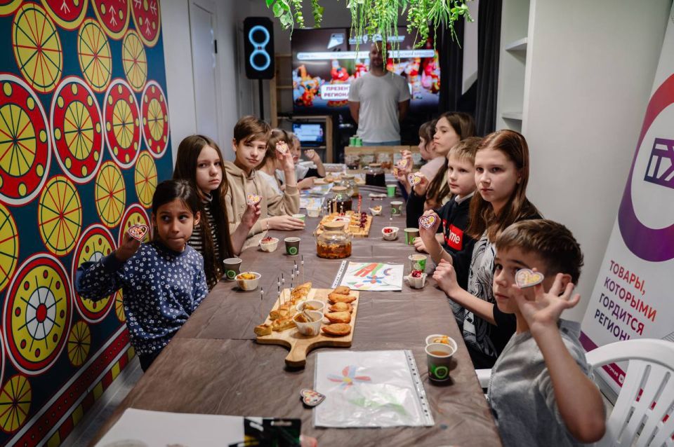 Дмитрий Миляев: В Универмаге тульских брендов отметили День народного единства Дмитрий Миляев: В Универмаге тульских брендов отметили День народного единства