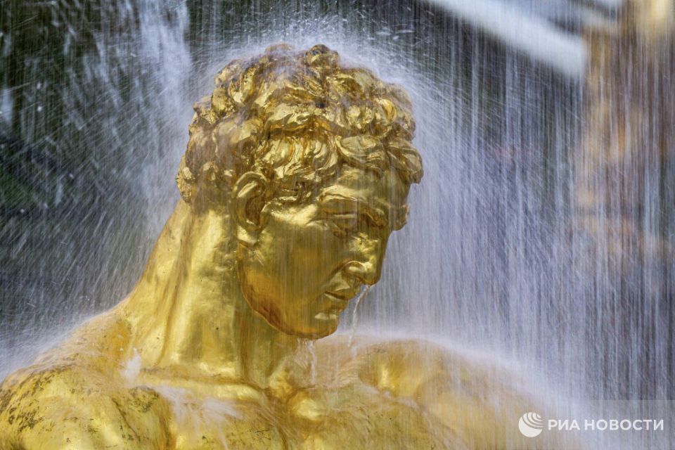 Сезон фонтанов завершился в Петергофе