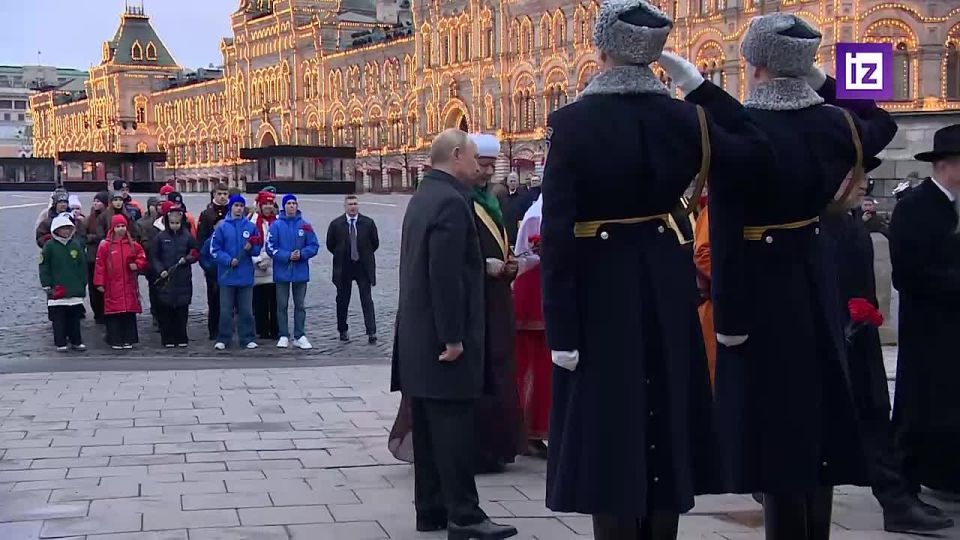 Владимир Путин в День народного единства возложил цветы к памятнику Кузьме Минину и Дмитрию Пожарскому на Красной площади