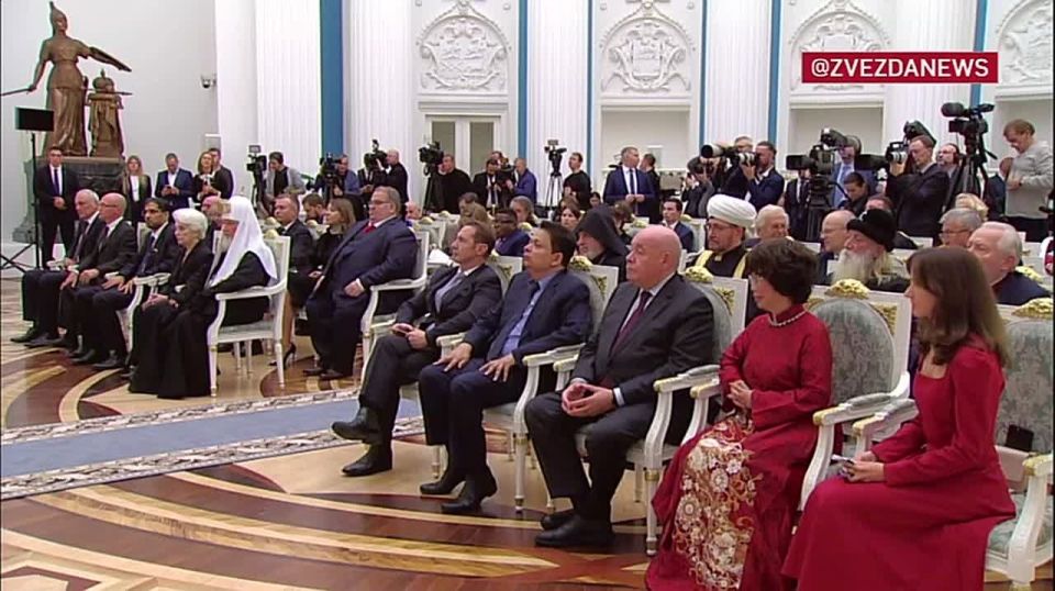 Россияне мирным и ратным трудом защищают суверенитет, честь и достоинство родной страны, заявил Путин