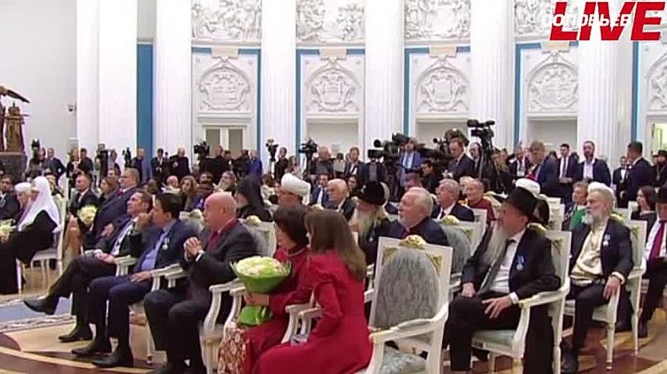 Россия стремится к дружбе и сотрудничеству не только с соседями, но и со всеми народами на Земле, отметил Владимир Путин на церемонии вручения госнаград