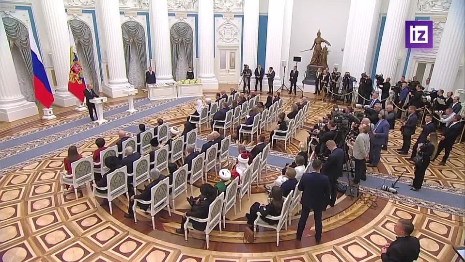 Международная выставка "Россия" — уникальный по масштабу и значимости проект, заявил Владимир Путин на церемонии вручения госнаград за вклад в укрепление единства РФ