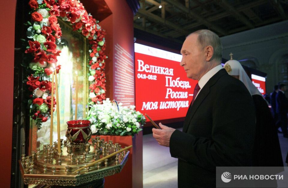 Путину на выставке-форуме "Православная Русь – к Дню народного единства" в "Манеже" показали историческое Знамя Победы, водруженное над Рейхстагом, и другие уникальные экспонаты периода Великой Отечественной войны