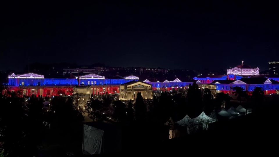 В Новом Херсонесе здания засияли цветами российского триколора