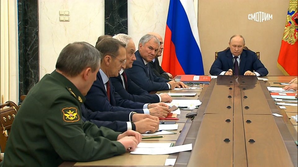 Россия готова к ядерным испытаниям, но подождет больше данных: Владимир Путин обсудил с постоянными членами Совбеза заявления Трампа об испытаниях ядерного оружия Россия готова к ядерным испытаниям, но подождет больше данных: Владимир Путин обсудил с постоянными членами Совбеза заявления Трампа об испытаниях ядерного оружия