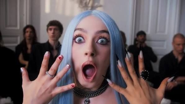 Украинский сайт "Миротворец" внес в свою базу исполнительницу Мэйби Бэйби за отправку гуманитарной помощи в зону СВО