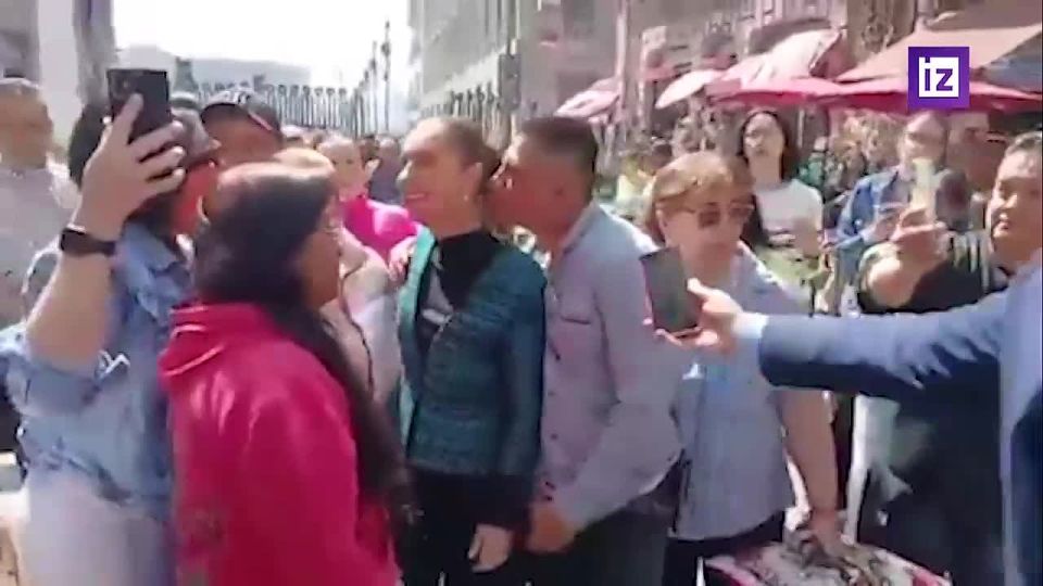 Пьяный мужчина обнял и пытался поцеловать президента Мексики Клаудию Шейнбау, сообщает AP