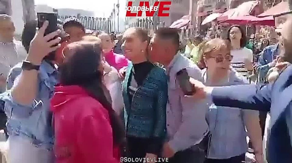 В Мексике на улице неизвестный мужчина поверил в себя и предпринял попытку поцеловать президента страны Клаудию Шейнбаум