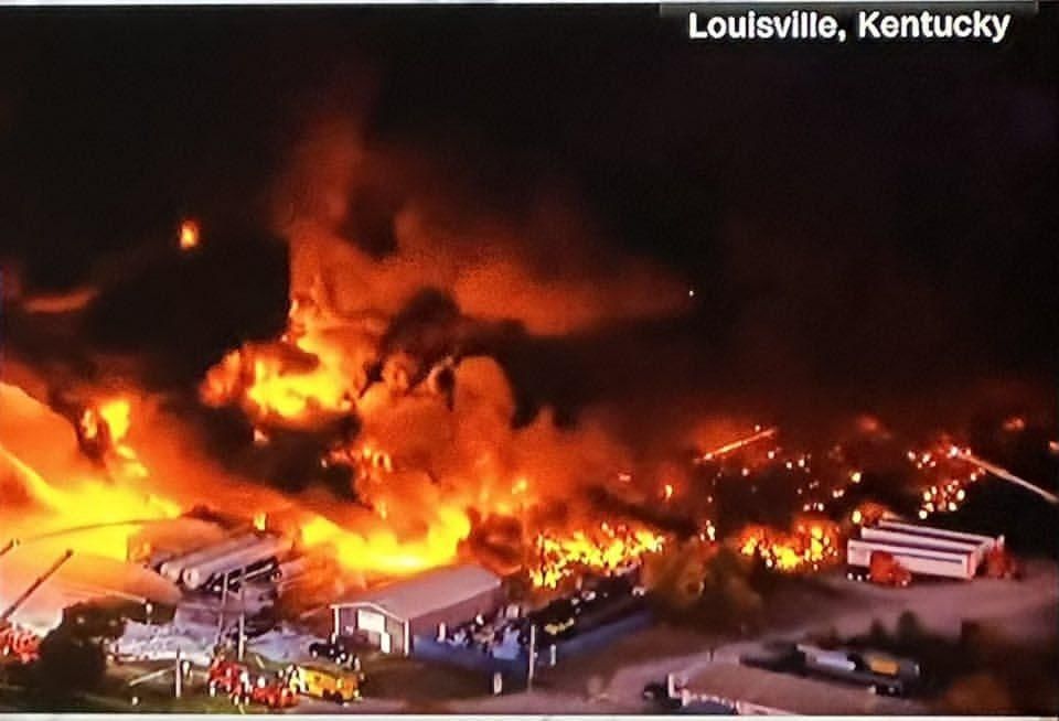Губернатор Кентукки Энди Бешир подтвердил гибель трёх человек в результате крушения грузового самолёта UPS возле аэропорта Луисвилля Губернатор Кентукки Энди Бешир подтвердил гибель трёх человек в результате крушения грузового самолёта UPS возле аэропорта Луисвилля