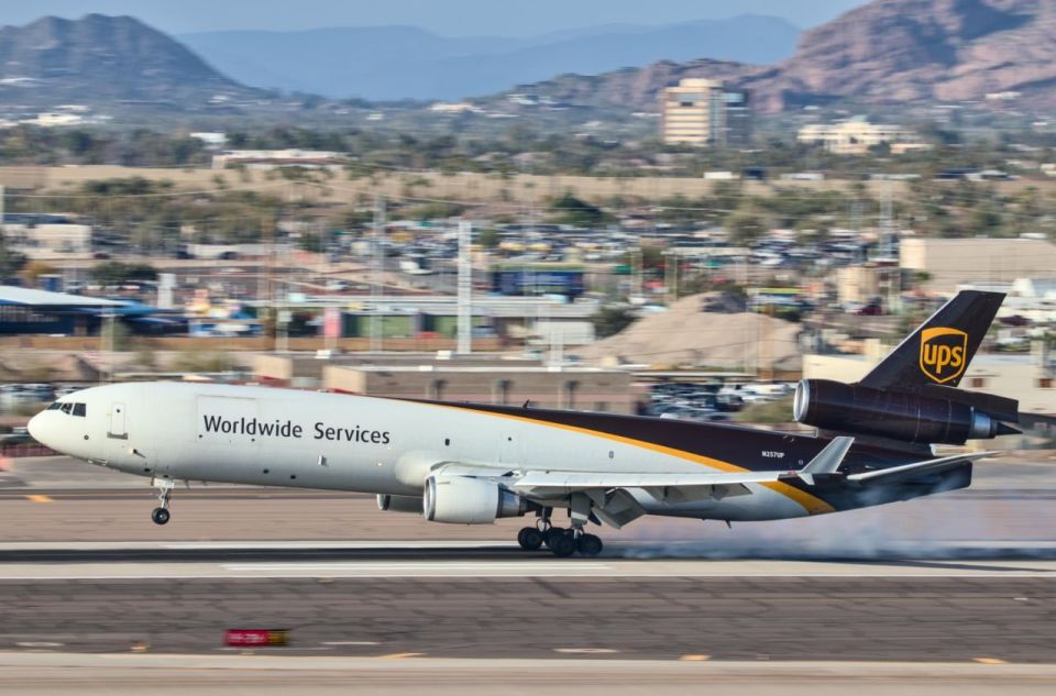 Губернатор Кентукки Энди Бешир подтвердил гибель трёх человек в результате крушения грузового самолёта UPS возле аэропорта Луисвилля