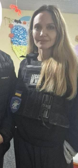 Актриса Анджелина Джоли приехала в Херсон — издание «Страна»