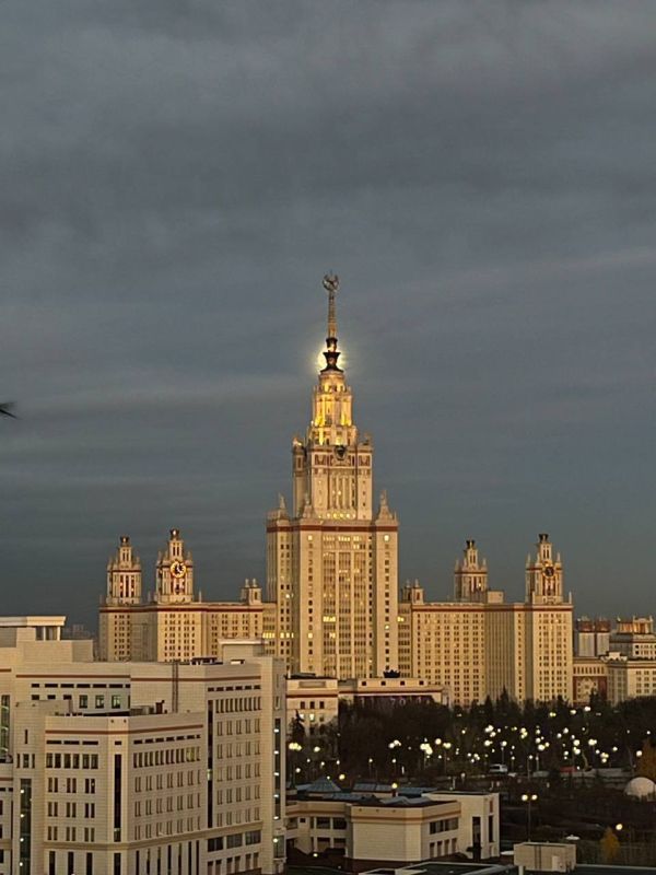 Небо осветила Бобровая луна - самая яркая и крупная в этом году: Пик явления наступит ближе к двум часам ночи, когда Луна достигнет самой близкой к Земле точки своей орбиты Небо осветила Бобровая луна - самая яркая и крупная в этом году: Пик явления наступит ближе к двум часам ночи, когда Луна достигнет самой близкой к Земле точки своей орбиты