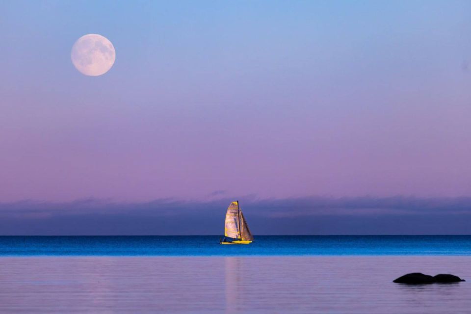 Небо осветила Бобровая луна - самая яркая и крупная в этом году: Пик явления наступит ближе к двум часам ночи, когда Луна достигнет самой близкой к Земле точки своей орбиты