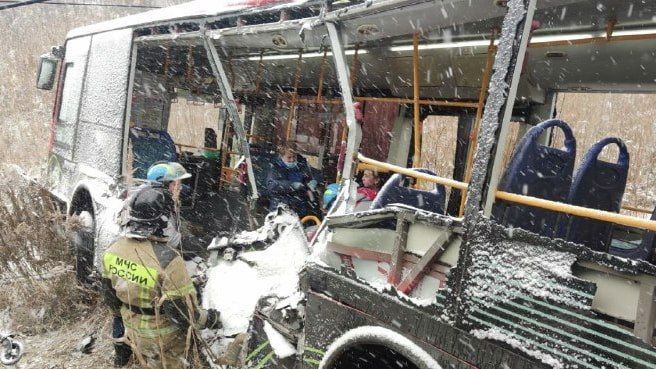 Так выглядит пассажирский автобус после столкновения с поездом в Хабаровске Так выглядит пассажирский автобус после столкновения с поездом в Хабаровске