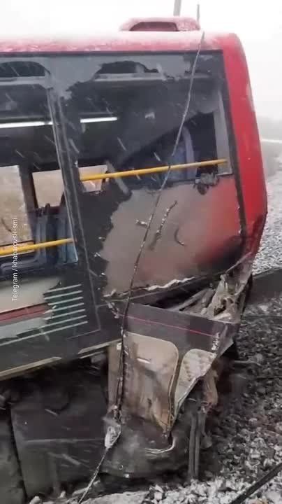 Так выглядит пассажирский автобус после столкновения с поездом в Хабаровске