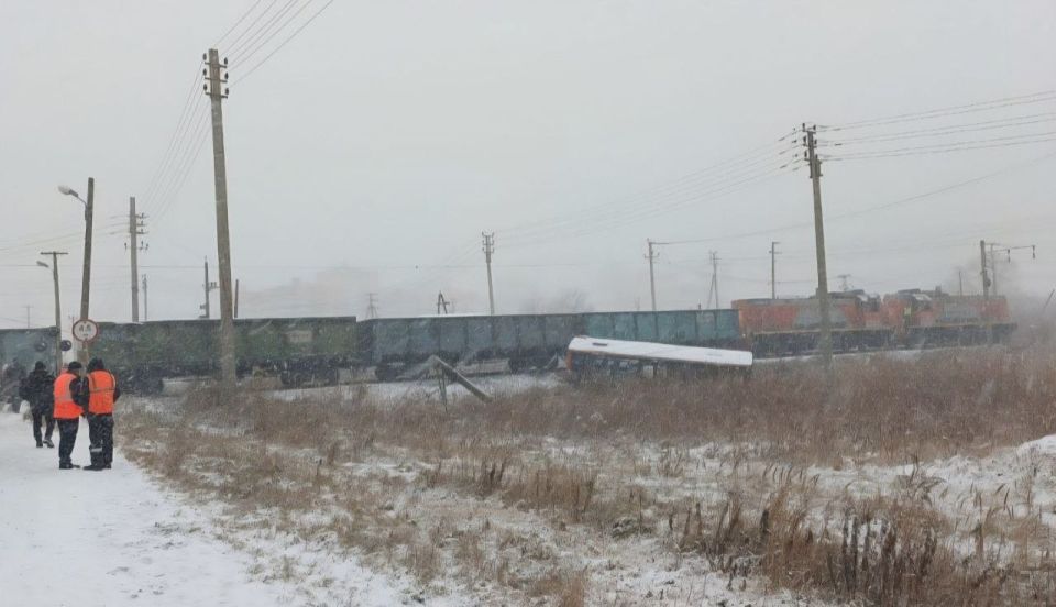Так выглядит пассажирский автобус после столкновения с поездом в Хабаровске Так выглядит пассажирский автобус после столкновения с поездом в Хабаровске