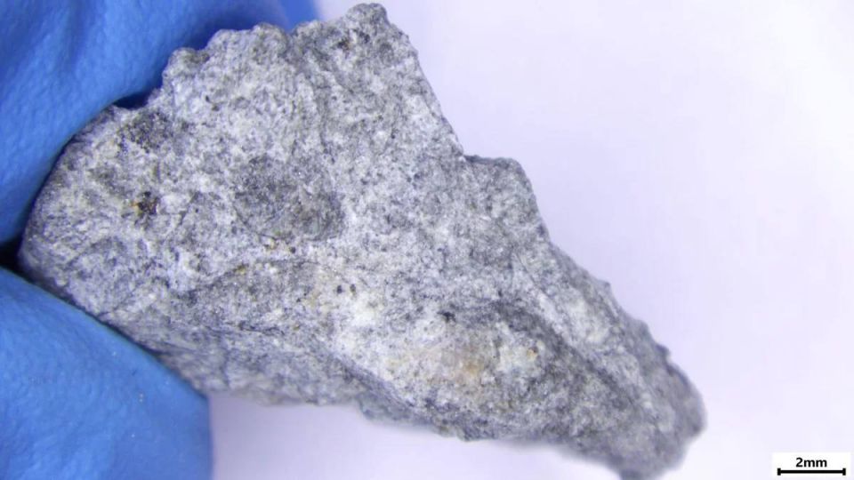 Ученые обнаружили фрагменты метеорита, который 27 октября пролетел в небе над Тверской и Новгородской областями, сообщил Институт геохимии и аналитической химии им. В. И. Вернадского РАН (ГЕОХИ РАН)