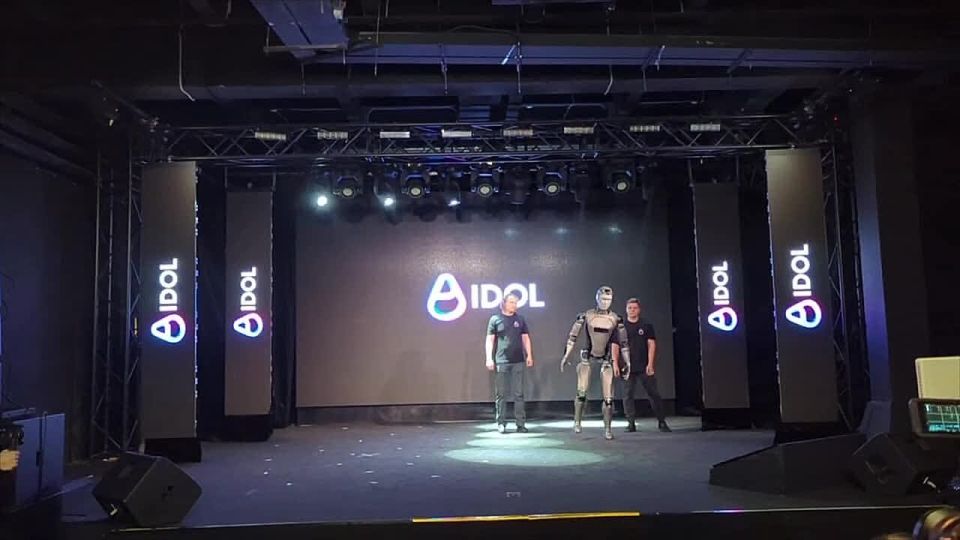 В Москве показали человекоподобного робота с искусственным интеллектом, он вышел на сцену под трек из фильма «Рокки», но не смог устоять на ногах — RT