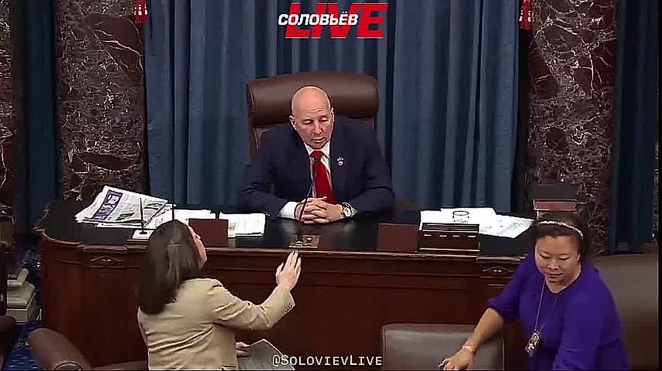 Сенат США одобрил первое голосование за вечер о возобновлении работы правительства, 60 на 40