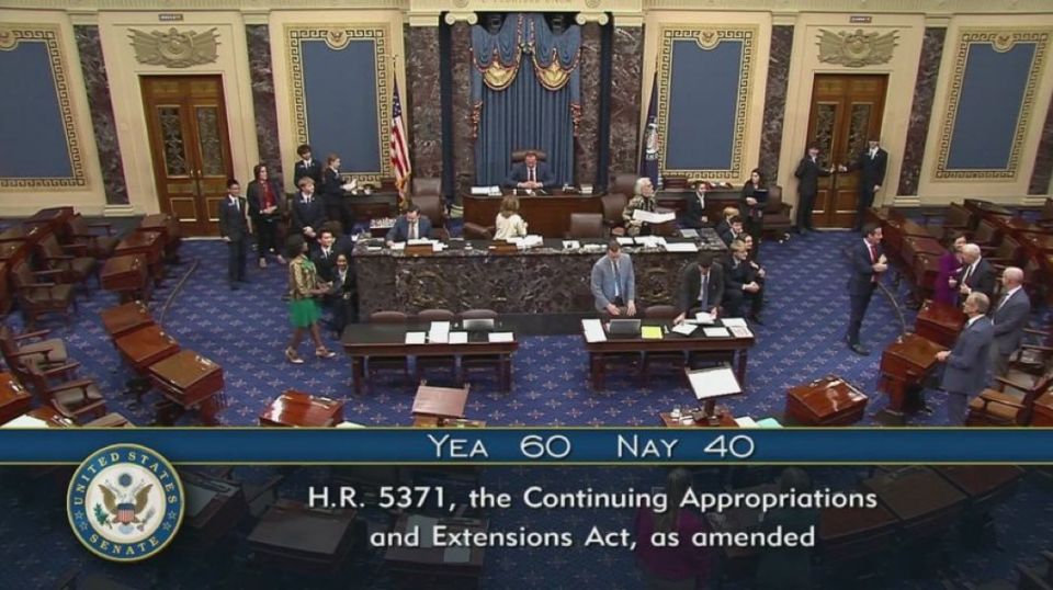 Сенат США одобрил законопроект о возобновлении работы федерального правительства и направил его в Палату представителей для окончательного утверждения