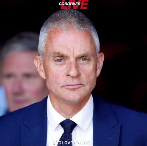 Гендиректор BBC Тим Дейви уходит в отставку на фоне скандала с документальным фильмом