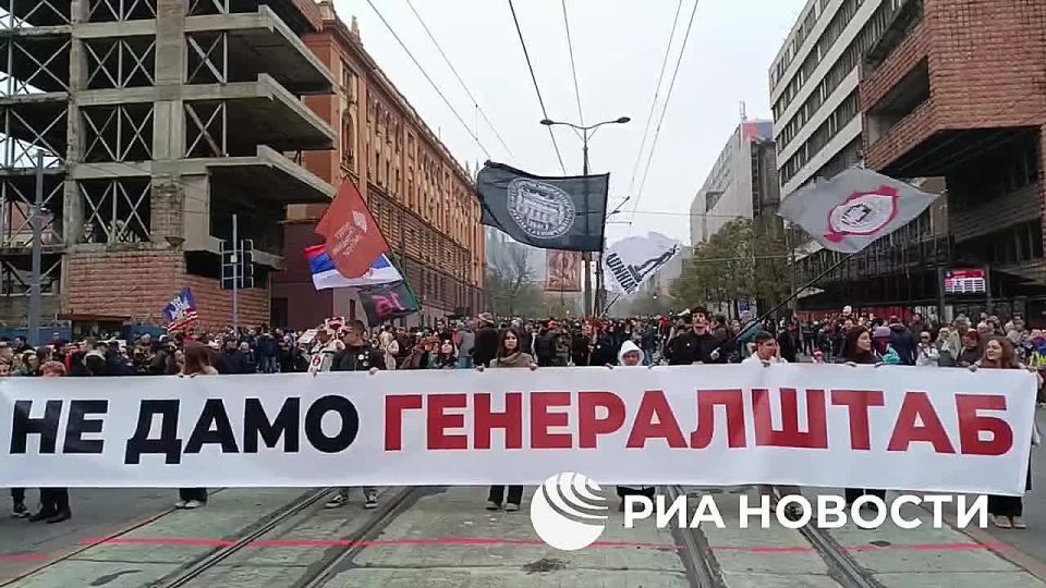 В Белграде студенты протестуют против сноса комплекса зданий генштаба армии Югославии, разрушенного НАТО в 1999 году - на его месте хотят построить отель инвесторы из США
