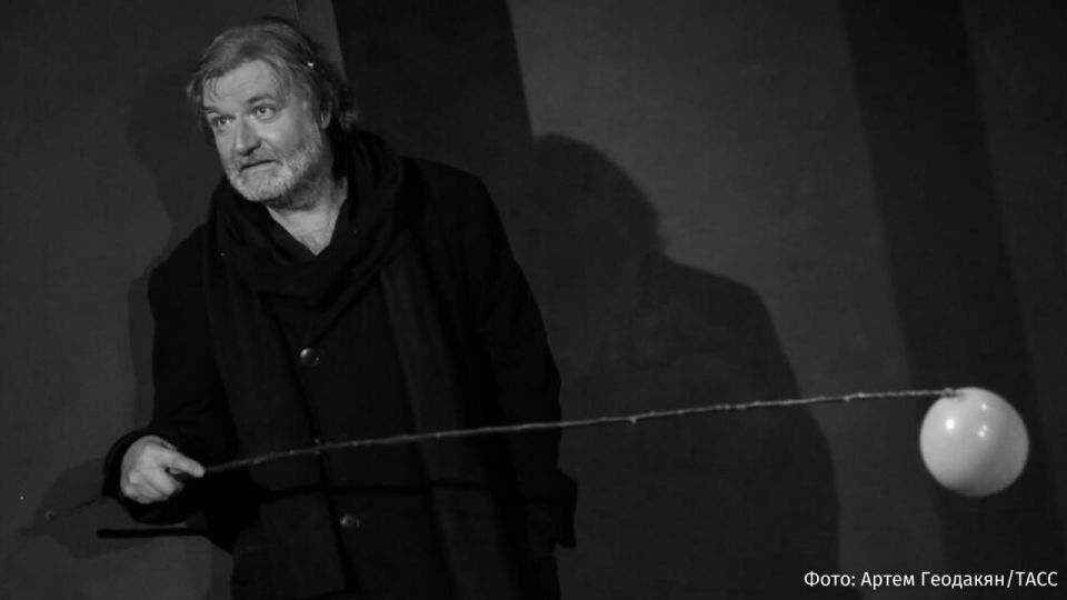 Прощание с народным артистом России Владимиром Симоновым будет проходить на исторической сцене театра им. Евгения Вахтангова 12 ноября с 11:00 до 13:00, сообщила пресс-служба театра