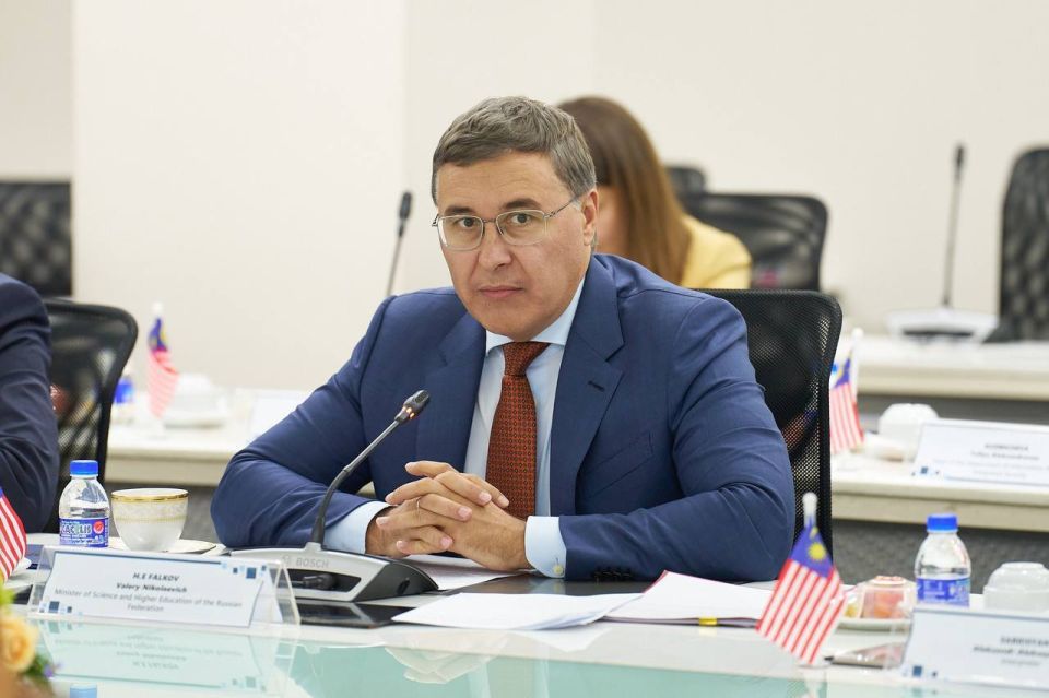 Глава Минобрнауки России Валерий Фальков встретился с министром науки, технологий и инноваций Малайзии Чанг Ли Каном в Куала-Лумпуре