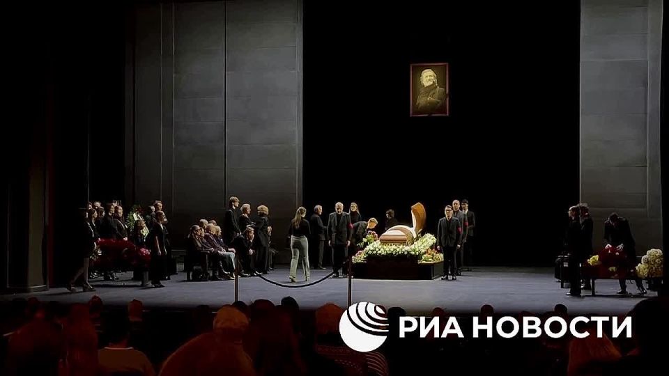 Прощание с Владимиром Симоновым проходит на исторической сцене театра Вахтангова