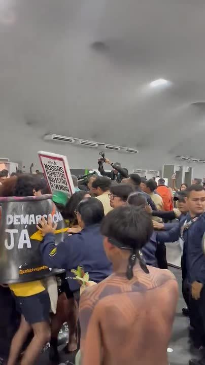 Активисты, вооружённые дубинками, прорвались на место проведения международного климатического саммита COP30 в бразильском городе Белен, сообщает CNN