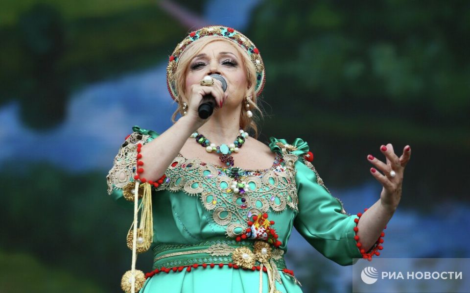 Надежда Кадышева отдает часть своих выступлений, в частности на корпоративах, своему сыну из-за проблем со здоровьем, рассказал продюсер Дворцов