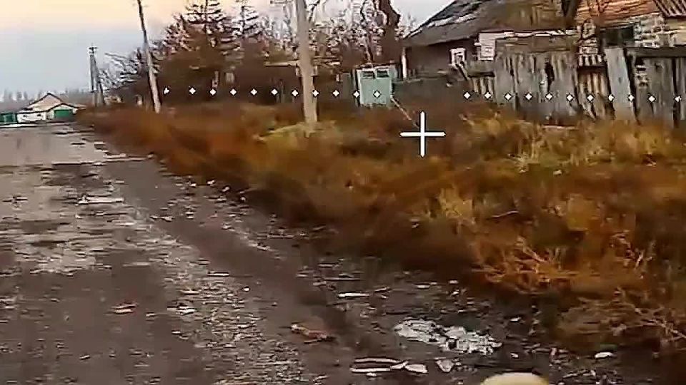 Донбасс. 13 ноября выполняя боевую задачу в н.п. Гришино, оператор FPV-дрона «КВН» Центра «Рубикон» заметил мимо идущего мирного жителя