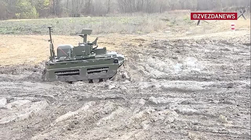 Тренировку новых роботов "Курьер"на полигоне показали на видео