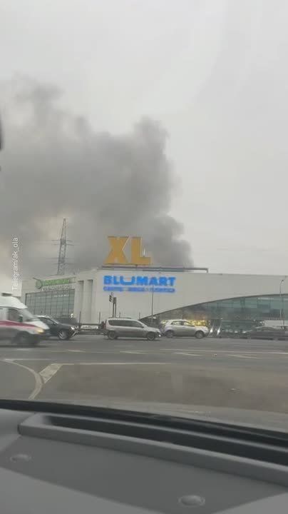 Дым окутал подмосковные Мытищи, рядом с торговым центром "XL" сильный пожар