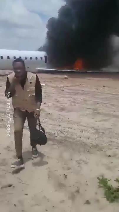 Самолет с министром горнодобывающей промышленности ДР Конго выкатился за пределы взлетно-посадочной полосы и загорелся