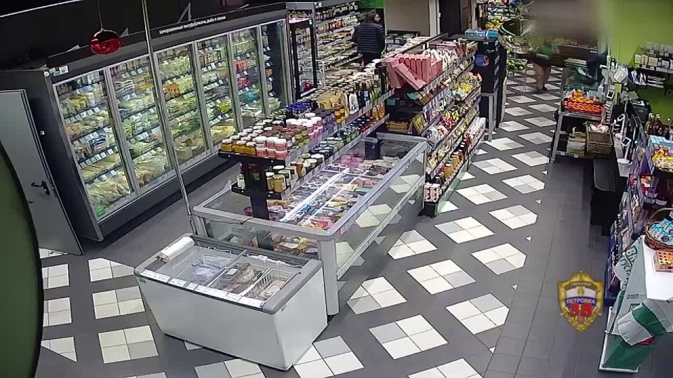 Мужчина украл продукты из "ВкусВилла" в Москве – наполнил целую корзинку и скрылся, угрожая сотрудникам ножом