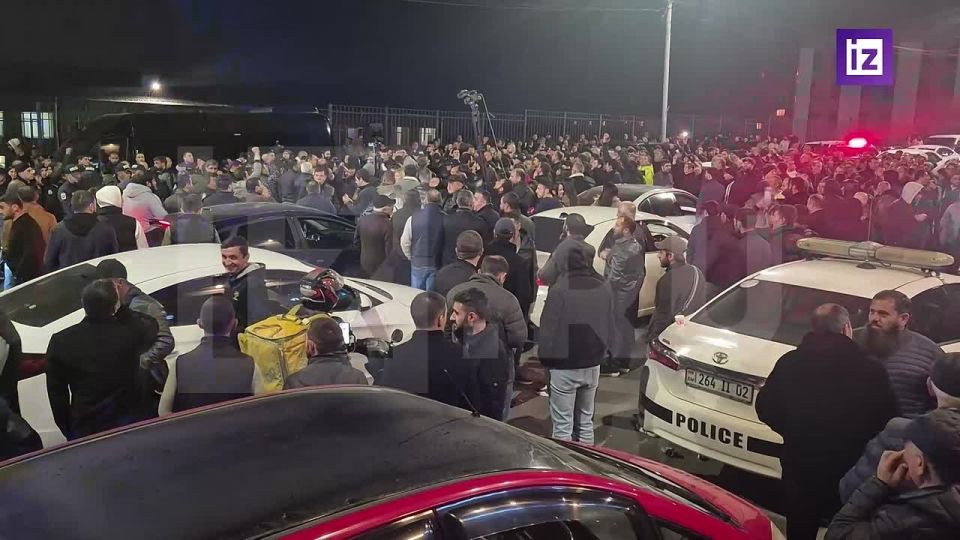 Люди вышли на массовый митинг в Ереване в поддержку бизнесмена Самвела Карапетяна, сообщает "Известиям" журналист Гарик Абелян