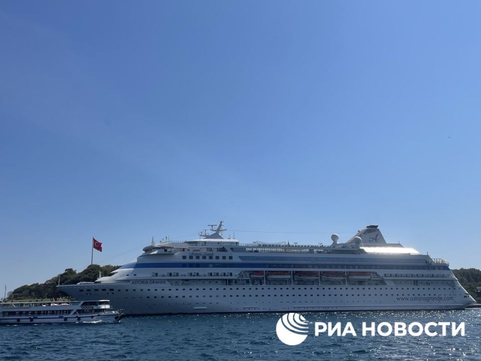   Astoria Grande,   ,        ,    