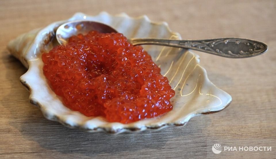 Аферисты перед Новым годом создают фейковые интернет-магазины с икрой и морепродуктами, предупредили в Госдуме