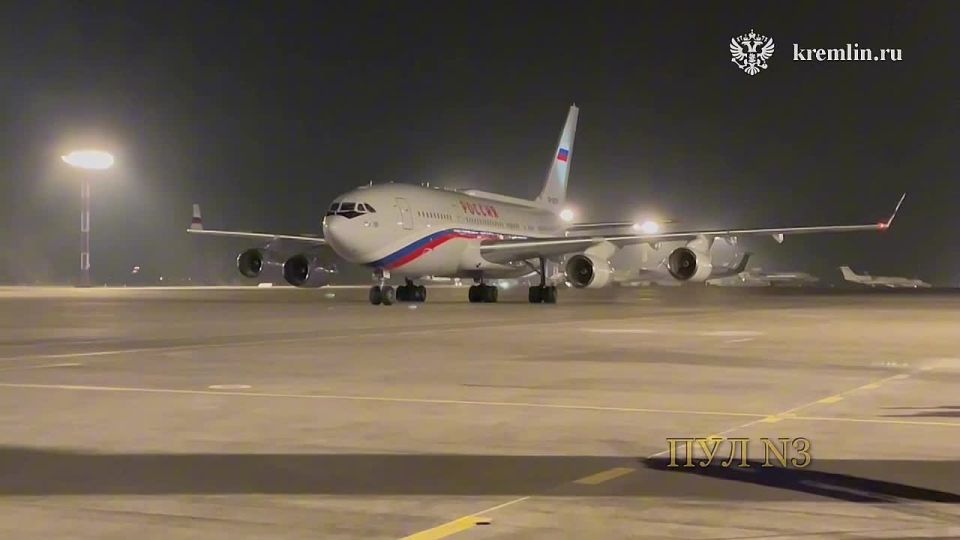 Путин прилетел в Бишкек:. «Владимир Путин прибыл с государственным визитом в Киргизию. Программа очень насыщенная - два дня государственного визита, затем - саммит ОДКБ. Визит начнется с церемонии возложения венков к...