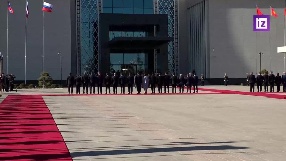 Президент РФ Владимир Путин, находящийся в Киргизии с госвизитом, прибыл в резиденцию "Ынтымак Ордо", в которой пройдут переговоры с киргизским коллегой Садыром Жапаровым